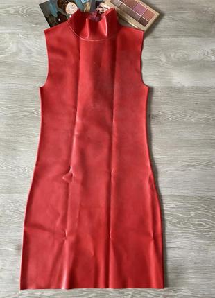 Красное платье из латекса
