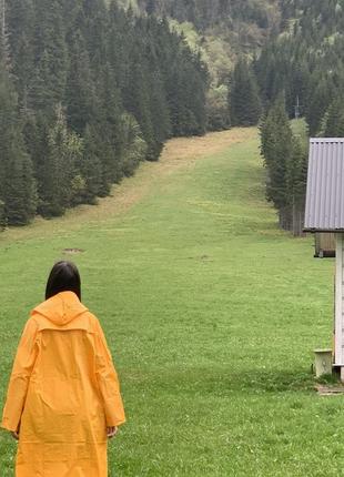 Жовтий дощовик з карманами на змійці плотний, не прозорий1 фото