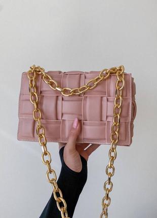 Жіноча сумка bottega veneta the chain cassette light pink