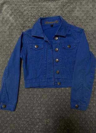 Короткая джинсовая куртка голубого цвета