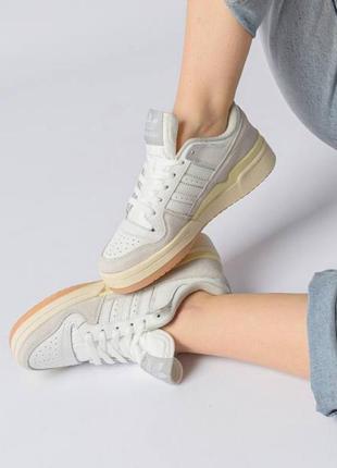 Жіночі кросівки натуральна шкіра кроссовки белые + серые кожаные в стиле жіночі білі кросівки adidas forum low white grey beige