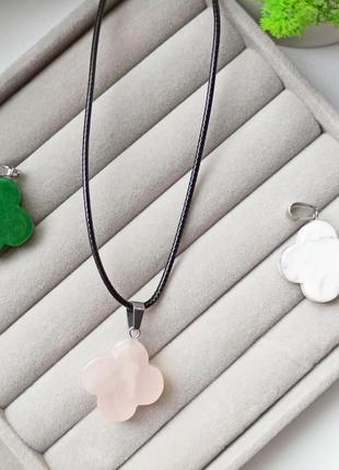 Подвеска из натурального камня розовый кварц говлит зеленый нефрит