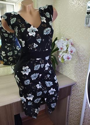 Платье с разрезом спереди