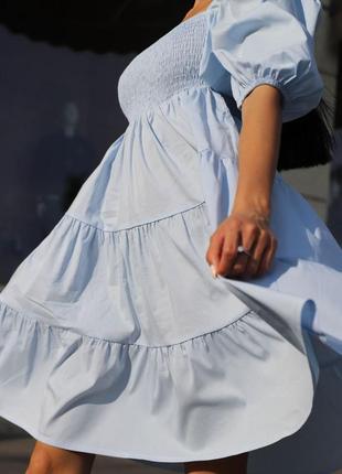 Легкое объемное пышное голубое мини платье из хлопка9 фото