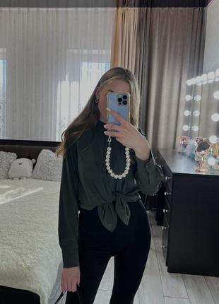 Стильна кольору хакі, базова сорочка від h&m, з прихованими ґудзиками, щільна тканина під шовк, дуже якісна та приємна до тіла😍