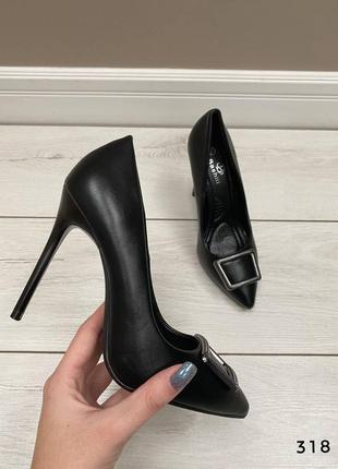 Туфлі на підборах із квадратною брочкою