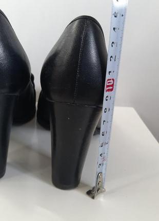 Женские кожаные брендовые черные туфли лоферы clarks на каблуке 6 г (наш 39р)6 фото