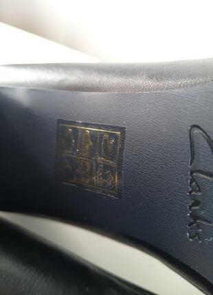 Женские кожаные брендовые черные туфли лоферы clarks на каблуке 6 г (наш 39р)8 фото