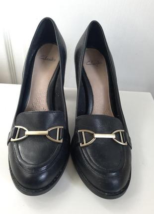 Женские кожаные брендовые черные туфли лоферы clarks на каблуке 6 г (наш 39р)9 фото