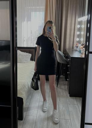 Маленька чорна сукня з пояском від бренду prettylittlething, приємна тканина, не просвітлюється, ідеально сідає по фігурі 😍