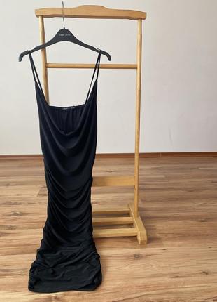 Чорне вечірнє плаття міді зі збірками по боках boohoo xl-xxl