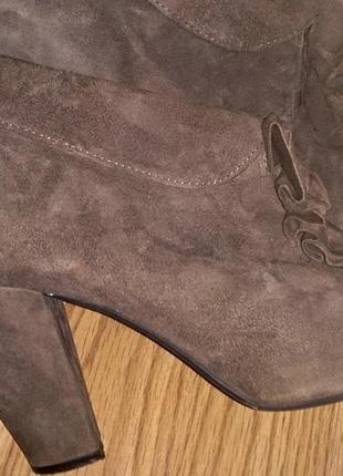 Коричневі ботильйони замша р40 jonh lewis