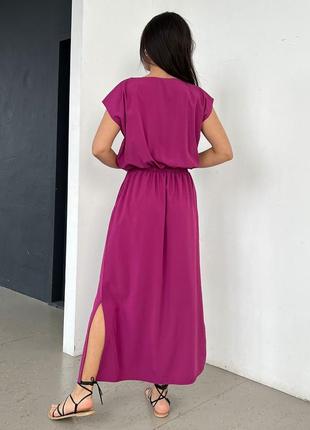 Фиолетовое однотонное платье с боковым разрезом3 фото