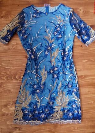 Яркое праздничное платье