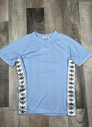 Футболка Schwarz adidas на лампасах