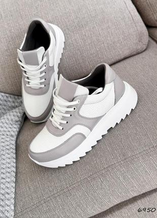 Натуральные кожаные белые кроссовки с серыми и сиреневыми вставками10 фото