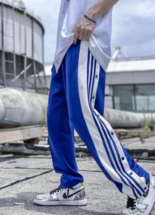 Мужские спортивные штаны с лампасами лакоста премиум качественные брюки трендовые удобные полосатые с полосками стильные базовые черные синие электрик3 фото
