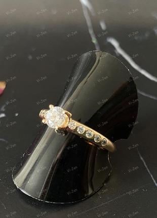 Кольцо классическое с камнями белого цвета и фианитом. золотого цвета.1 фото