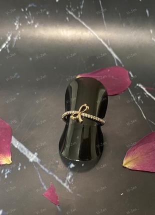 Кольцо дорожка камушков с бантиком. золотого цвета.3 фото