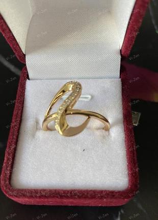 Кольцо волнистое с камнями белого цвета. золотого цвета.4 фото