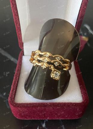 Кольцо тройное с камнями золотого цвета с камнями.4 фото