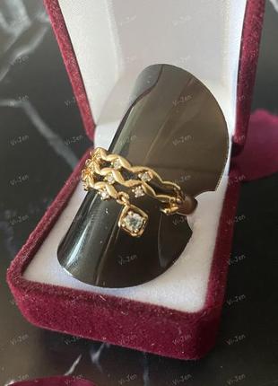 Кольцо тройное с камнями золотого цвета с камнями.3 фото