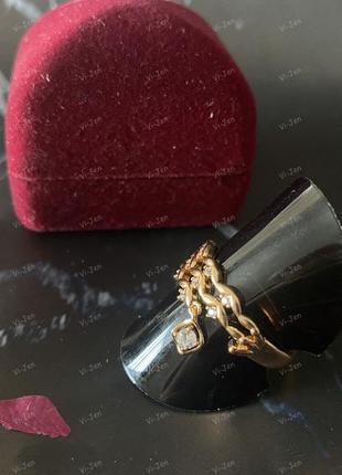 Кольцо тройное с камнями золотого цвета с камнями.6 фото