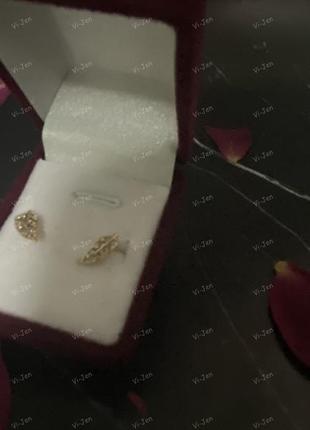 Серьги-гвоздики листочек с белыми фианитами2 фото