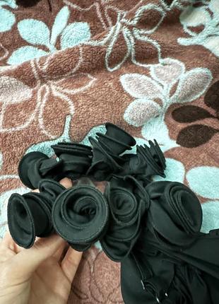 Чорна сукня з трояндами на одне плече3 фото