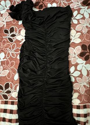 Чорна сукня з трояндами на одне плече5 фото