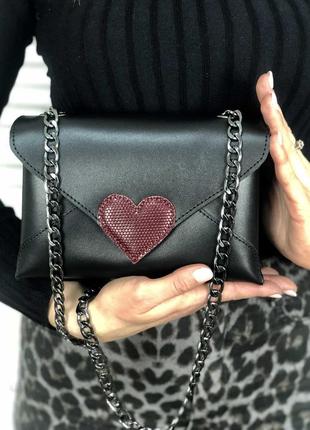 Кожаная женская сумка-клатч leya с черного цвета с бордовым сердечком1 фото
