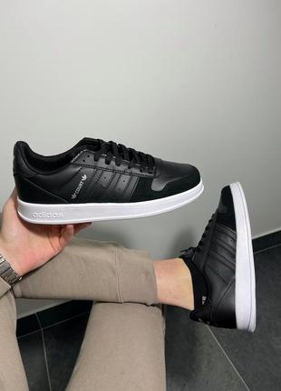 Кроссовки adidas.