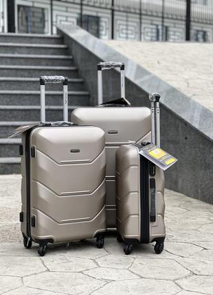 Качественный чемодан,польнее,противоударный пластик,ухие размеры,кодовый замок,wings9 фото