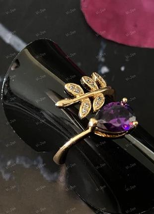 Кольцо веточка с фиолетовым и белым камнем с фиолетовым и белым камнем. золотого цвета.2 фото
