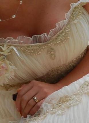 Нежное свадебное платье с открытыми плечами3 фото