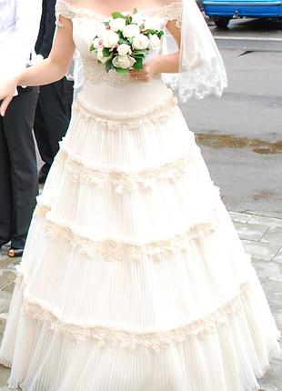 Ніжну весільну сукню з відкритими плечима