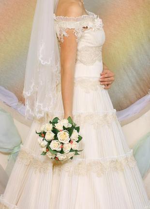 Нежное свадебное платье с открытыми плечами4 фото
