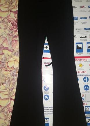 Кльошні чорні брюки з незвичайним поясом на зав'язках1 фото