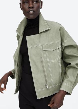 Фісташкова куртка зі шкірозамінника з контрастною строчкою zara