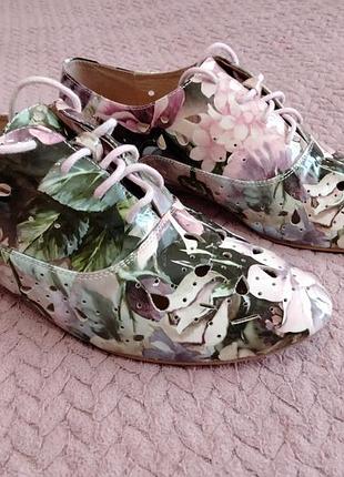 Лакированные яркие туфли