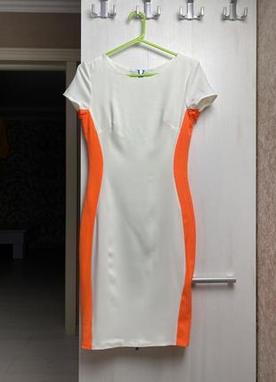 Яркое и заметное силуэтное платье от celeb boutique5 фото
