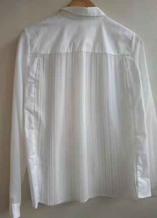 Стильна біла сорочка з плиссерованной спинкою