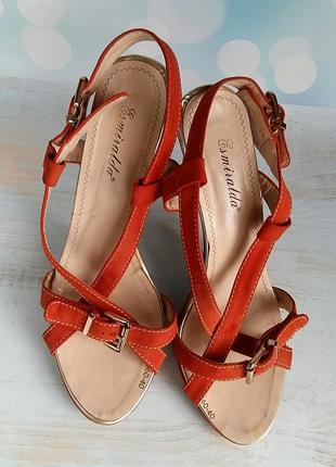 Помаранчеві босоніжки