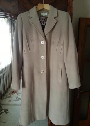Пальто пудрово-бежевого цвета marks & spencer 75% шерсть1 фото