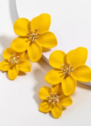 Женские серьги подвески яркие желтого цвета с золотистыми элементами в виде цветов