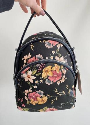 Стильный городской рюкзак с цветочным принтом станет незаменимым аксесуаром на лето7 фото