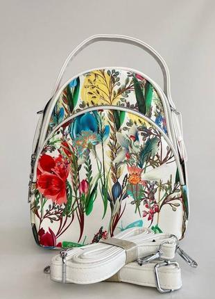 Стильный городской рюкзак с цветочным принтом станет незаменимым аксесуаром на лето