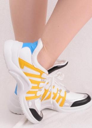 Белые кроссовки на толстой подошве с желтыми вставками2 фото