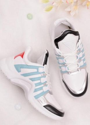 Білі кросівки на товстій підошві з блакитними вставками