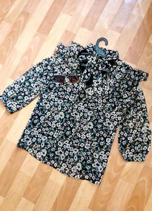 Красива блуза з воланчиками